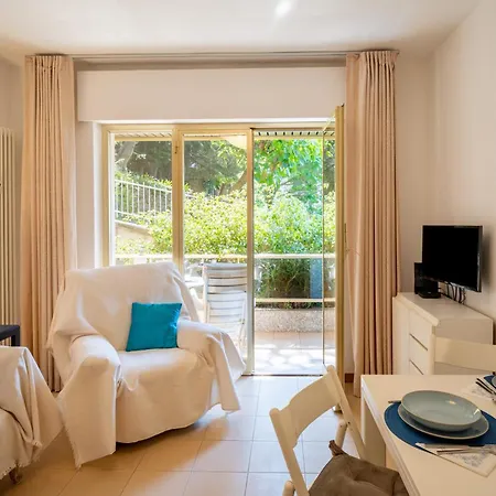 Guesthost - Modern Escape With Pool & Sunny Terrace *