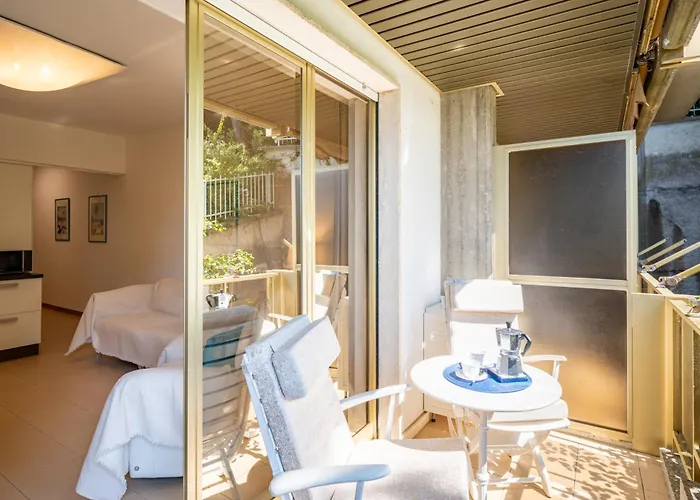 Guesthost - Modern Escape With Pool & Sunny Terrace