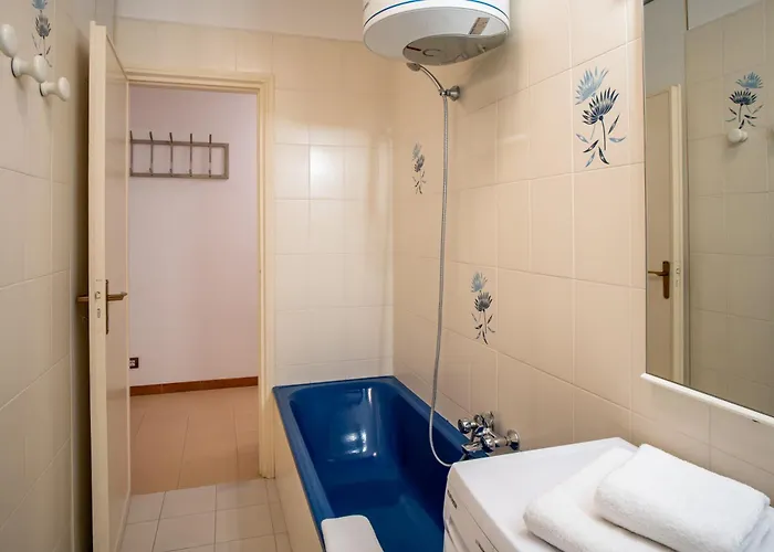 Guesthost - Modern Escape With Pool & Sunny Terrace