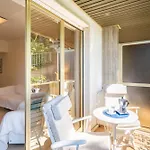 Guesthost - Modern Escape With Pool & Sunny Terrace