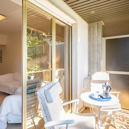 Guesthost - Modern Escape With Pool & Sunny Terrace