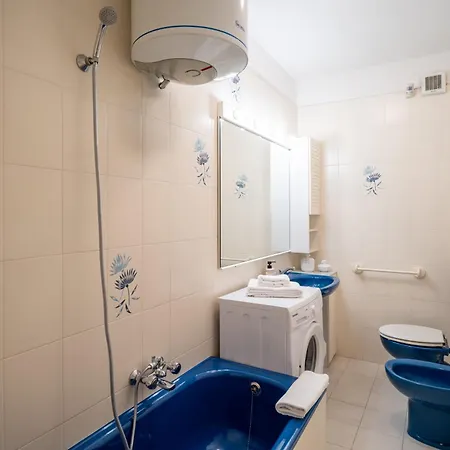 Guesthost - Modern Escape With Pool & Sunny Terrace