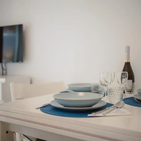Guesthost - Modern Escape With Pool & Sunny Terrace Apartament *
