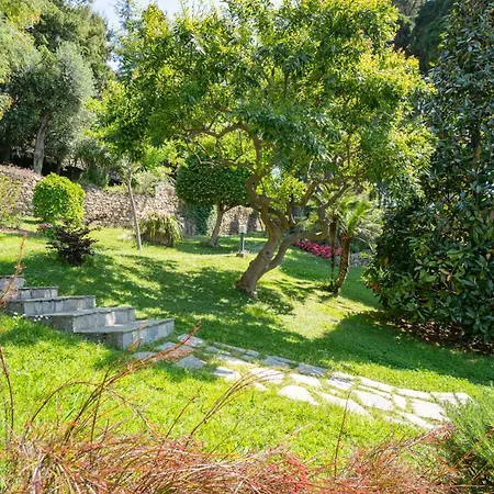 Guesthost - Modern Escape With Pool & Sunny Terrace