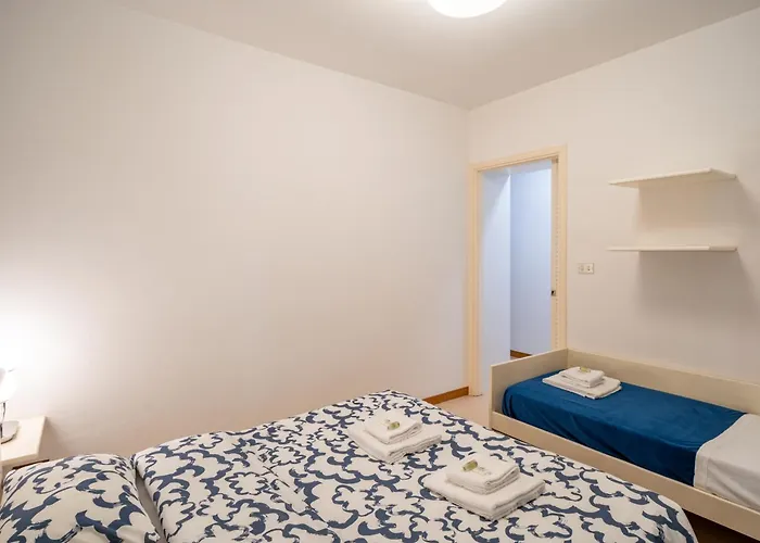 Guesthost - Modern Escape With Pool & Sunny Terrace