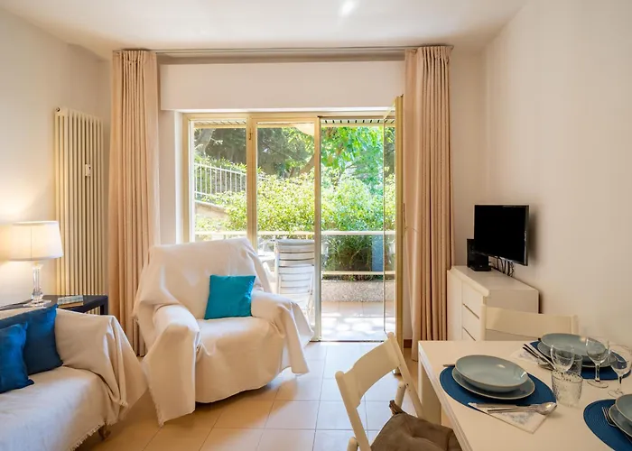 Guesthost - Modern Escape With Pool & Sunny Terrace *