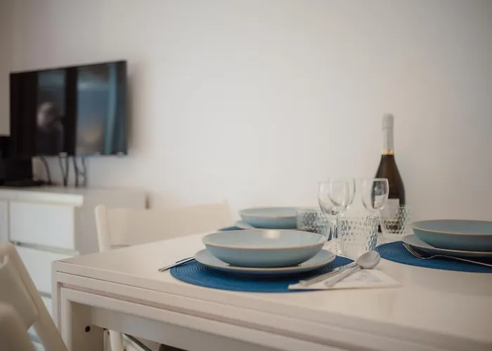 Guesthost - Modern Escape With Pool & Sunny Terrace Appartamento *
