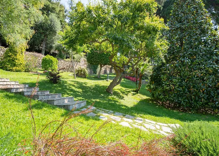 Guesthost - Modern Escape With Pool & Sunny Terrace