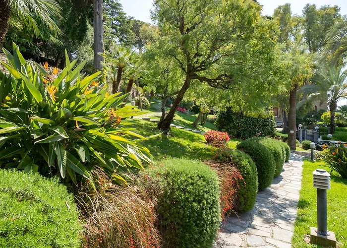 Guesthost - Modern Escape With Pool & Sunny Terrace